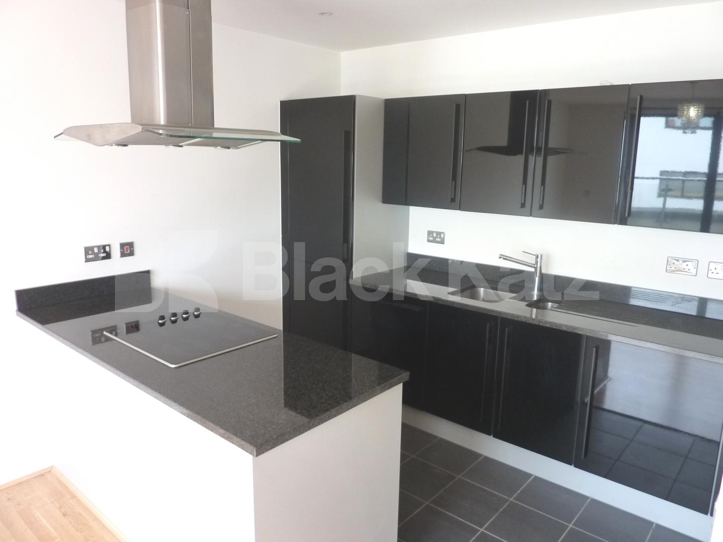 			AMAZING 2 BED 2 BATH IN THE HEART OF CAMDEN!, 2 Bedroom, 1 bath, 1 reception Flat			 Lockhouse, Oval Road, CAMDEN
